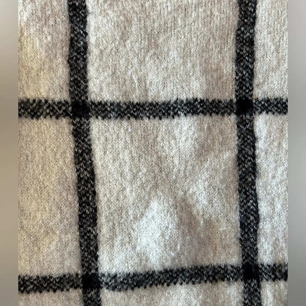 Old Navy | Cream & Black Plaid Sweater